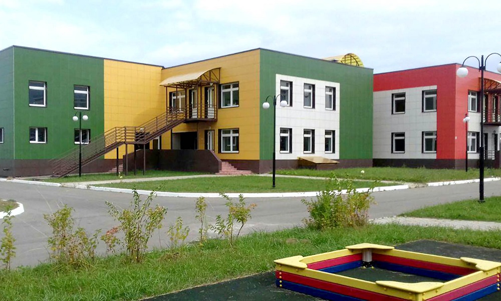 В подмосковной Дубне открыли детский сад на 185 мест с бассейном